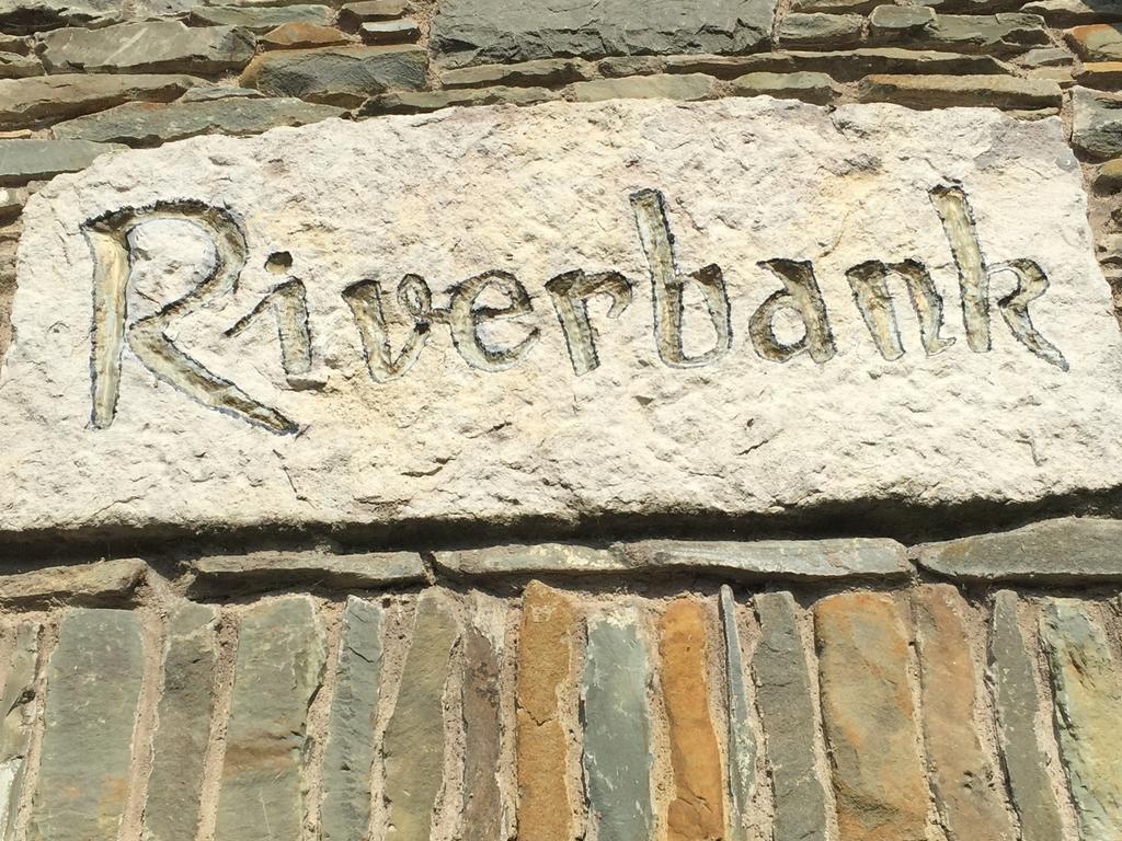 Riverbank, Country Pub And Guesthouse Каррикмакросс Экстерьер фото